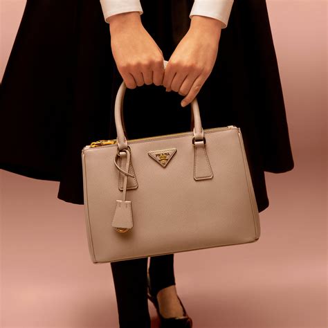 valor de una bolsa marca prada|prada bag online store.